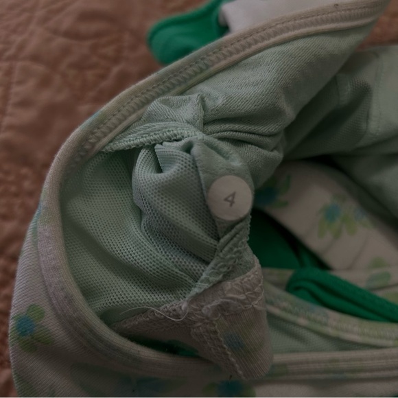 Green Lululemon Tank with built in bra - Picture 4 of 4